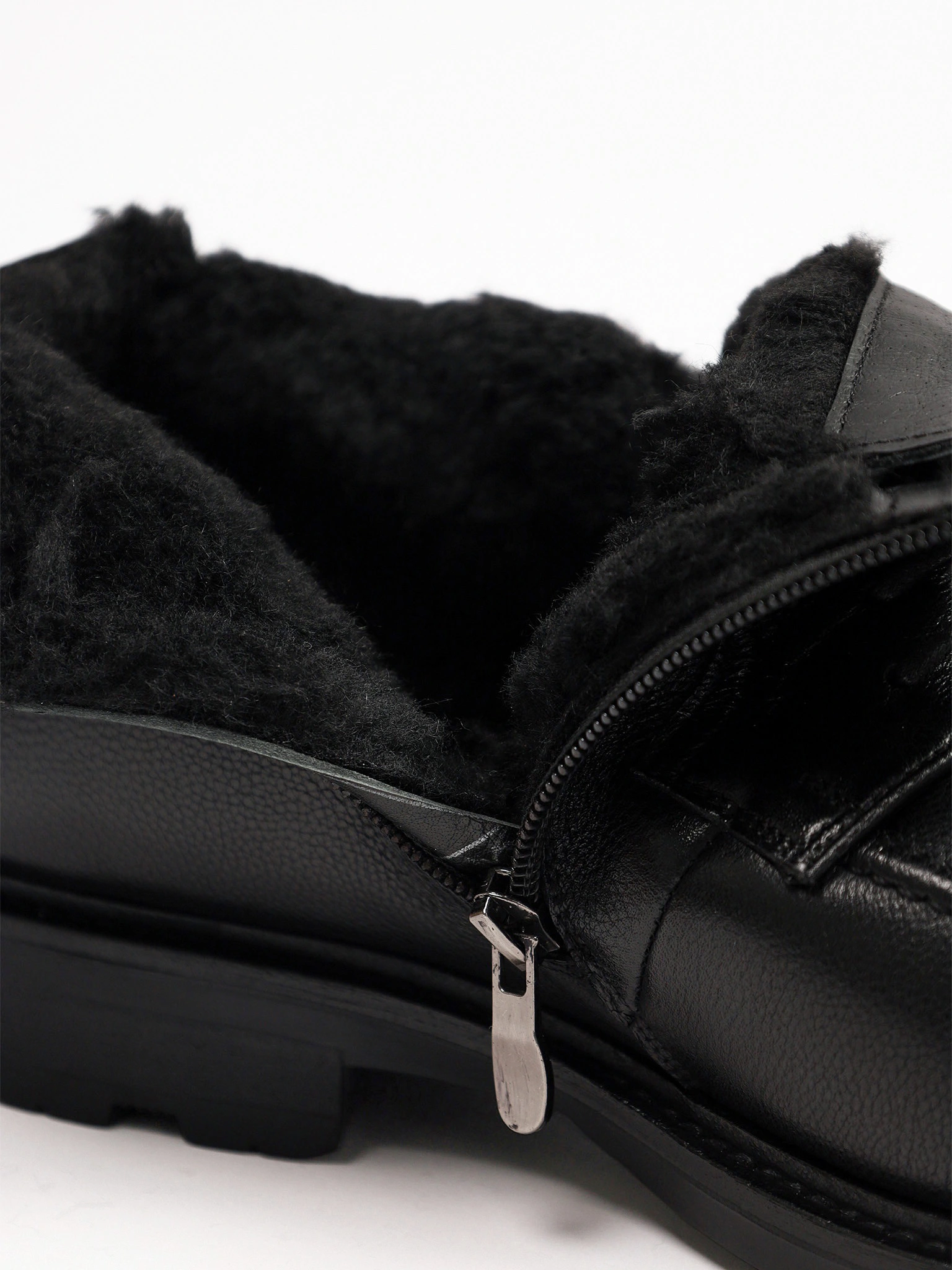 Ботинки черного цвета на рельефной подошве